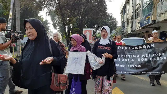 Keluarga korban kerusuhan Mei 1998 menabur bunga di sekeliling Mal Klender