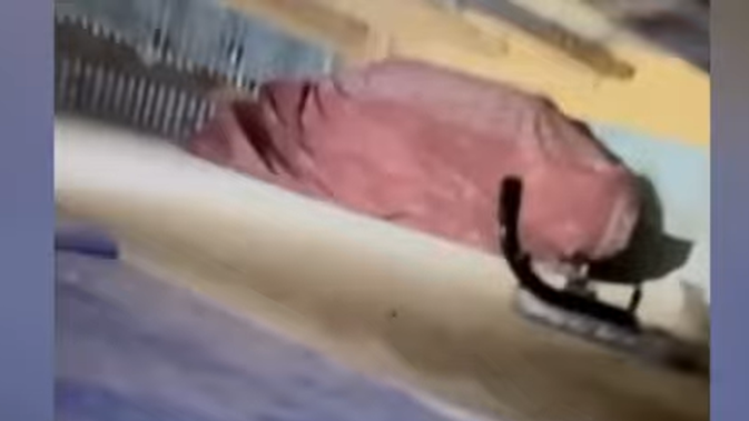 Maling Motor Salah Strategi, Ketahuan Sembunyi di Kolong Pakai Sarung Bikin Polisi Tertawa