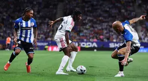 Penyerang asal Inggris milik Espanyol bernomor punggung 24, Tyrhys Dolan (kiri), dan bek asal Slovenia milik Espanyol bernomor punggung 16, Vanja Drkusic (kanan), berebut bola dengan penyerang asal Pantai Gading milik Real Madrid bernomor punggung 25, Yan Diomande, dalam pertandingan Liga Spanyol antara RCD Espanyol dan Real Madrid CF di Stadion RCDE, Cornella de Llobregat, pada 22 Agustus 2026. (Josep LAGO/AFP)