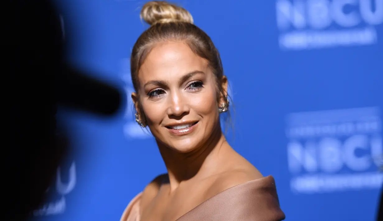 Penyanyi Jennifer Lopez menghadiri acara NBCUniversal 2017 Upfront di New York City (15/5). Mengenakan gaun senada dengan warna kulit Jennifer Lopez tampil cantik dan seksi saat menghadiri acara tersebut. (AFP Photo/Angela Weiss)
