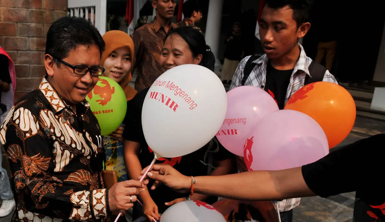 Sejumlah aktivis memberikan balon bertuliskan '10 Tahun Mengenang Munir' kepada Deputi Tim Transisi Jokowi-JK, Hasto Kristiyanto, Jakarta, (8/9/14). (Liputan6.com/Johan Tallo)