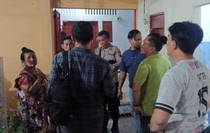 Warga di jalan Reda, Sidorejo, Medan Tembung, Medan, digegerkan oleh penemuan jasad seorang mahasiswi Universitas Negeri Medan (Unimed) berinisial MAN (22) di kamar kosnya. (Foto: Liputan6.com/Reza Efendi).