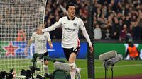 Daichi Kamada. Gelandang serang Jepang berusia 25 tahun yang telah 5 musim memperkuat Eintracht Frankfurt sejak didatangkan dari Sagan Tosu pada awal musim 2017/2018 ini memiliki nilai pasar 22 juta euro atau setara Rp343,4 miliar. Bersama Eintracht Frankfurt ia telah tampil dalam 131 laga di semua ajang dengan torehan 24 gol dan 27 assist. Ia turut membawa Frankfurt merebut gelar Europa League musim 2021/2022. (AFP/Glyn Kirk)