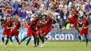 Pemain Portugal merayakan gol yang dicetak Eder ke gawang Prancis pada laga final Piala Eropa 2016 di Stade de France, Saint-Denis, Senin (11/7/2016) dini hari WIB. (Reuters/Carl Recine)
