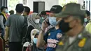 Warga mengantre untuk mendapatkan vaksin Covid-19 di Gelanggang Olahraga (GOR) Ciracas, Jakarta Timur, Kamis (24/6/2021).  Pelaksanaan vaksinasi dimulai Kamis, 24 Juni 2021 dengan target 1000 vaksin per hari. (Liputan6.com/Herman Zakharia)