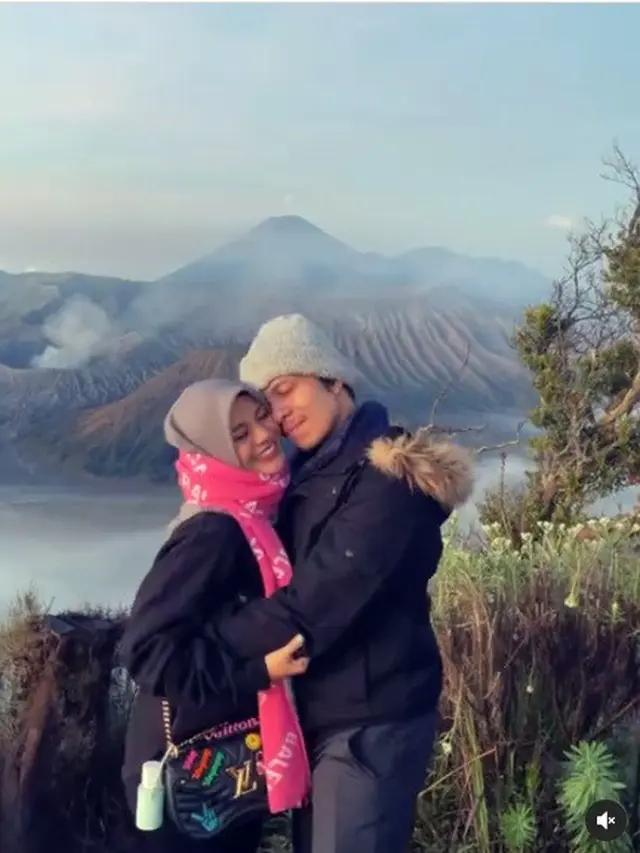 7 Potret Aurel Hermansyah dan Atta Halilintar Berlibur ke Gunung Bromo, Mesra Banget