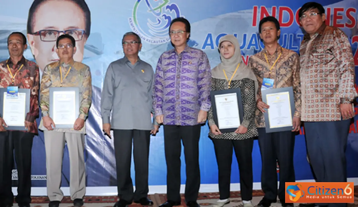 Citizen6, Makassar: Menteri Kelautan Perikanan Sharif C Sutardjo foto bersama dengan para penerima sertifikat varietas induk unggul ikan di Makassar. (Pengirim: Efrimal Bahri).