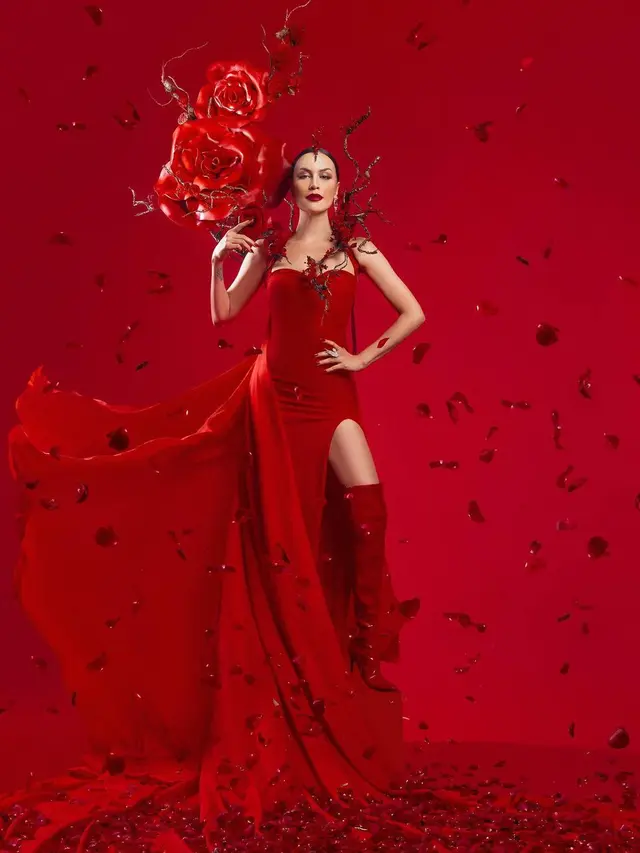 5 Gaya Pemotretan Sophia Latjuba Bertema 'Queen of Roses', Banjir Pujian