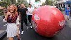 Setelah sukses diadakan di Jakarta, rangkaian acara Trophy Tour Experience untuk menyambut Piala Dunia U-17 2023 kembali diadakan di Bandung, Minggu (22/10/2023). Dalam sesi pagi yang mengambil tempat di Cikapayang Dago Park, acara yang dibuka dengan giant ball route dilanjut dengan talk show dan foto bareng dengan trofi dan maskot Piala Dunia U-17 2023, Bacuya, juga dimeriahkan dengan penampilan dua bintang dangdut Jamila BP dan Hari Putra serta beberapa legenda Persib Bandung, seperti Hermansyah, Robby Darwis dan lain-lain. (Bola.com/Bagaskara Lazuardi)