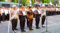 Polisi dipecat dikawal sejumlah Provost untuk diantarkan meninggalkan Mapolda Riau. (Liputan6.com/M Syukur)