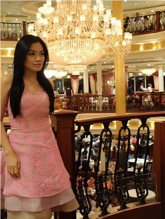 "Dinner😍💋 at Royal Caribbean International Cruise, amazing experience, and nice food," tulis tikam. (Foto: Instagram/@titi_kamall)