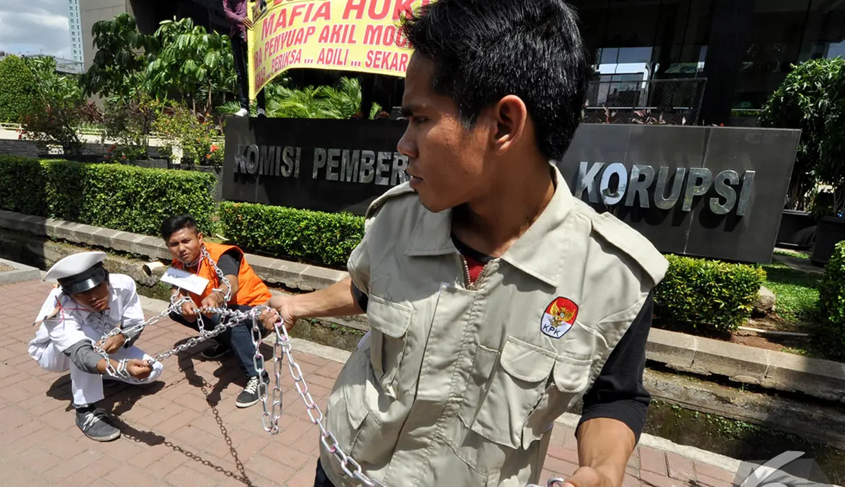 Pengunjuk rasa dari Gerakan Gantung Koruptor (GAGAK) melakukan aksi teatrikal di depan Kantor KPK, Rabu (17/12/2014). (Liputan6.com/Miftahul Hayat)