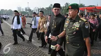 Gubernur DKI, Basuki T Purnama berbincang dengan Panglima Kodam Jaya Mayor Jenderal TNI Agus Sutomo saat tiba menghadiri peringatan HUT Kota Jakarta ke-488 di Monas, Jakarta, Senin (22/6/2015). (Liputan6.com/Herman Zakharia)