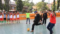 Ridwan Kamil saat melakukan aksi tendangan penalti di Lapangan Bawet yang diselenggarakan Chevrolet di Bandung, Jawa Barat, Rabu (16/3/2016). (Bola.com/Ivan 