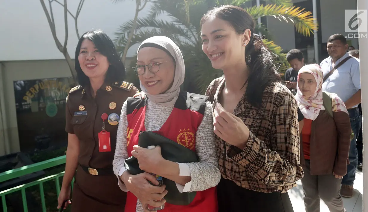 Terdakwa kasus dugaan penyebaran berita bohong atau hoaks Ratna Sarumpaet didampingi putrinya, Atiqah Hasiholan menuju ruang sidang PN Jakarta Selatan, Kamis (25/4). Sidang tersebut dengan agenda pemeriksaan saksi ahli yang dihadirkan oleh Jaksa Penuntut Umum (JPU). (Liputan6.com/Herman Zakharia)
