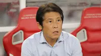 Pelatih Thailand, Akira Nishino, saat melawan Indonesia pada laga kualifikasi Piala Dunia 2022 di SUGBK, Jakarta, Selasa (10/9). Indonesia takluk 0-3 dari Thailand. (Bola.com/M Iqbal Ichsan)