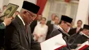 Pelaksana Tugas (Plt) pimpinan KPK, Taufiqurahman Ruki (kiri) saat pembacaan sumpah di Istana Negara, Jakarta, Jumat (20/2/2015). (Liputan6.com/Faizal Fanani)