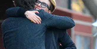 Beberapa minggu silam, Scarlett Johansson dikabarkan telah mengakhiri hubungannya dengan sang suami, Romain Dauriac. Belum diketahui kebenarannya, wanita yang akrab disapa Scarjo ini terlihat asik bersama seorang pria. (doc.dailymail.com)