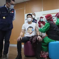 Vokalis band Noah, Ariel atau Nazril Irham mendapatkan suntik vaksin Covid-19 di RSKIA Bandung, Kamis (14/1/2021). (Foto: Humas Pemkot Bandung)