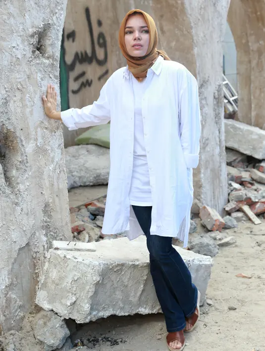 "Akhir tahun tetap sama keluarga, itu sudah menjadi tradisinya. Kita enggak ada planning untuk keluar, enggak mau ribet-ribet dengan macet-macetan di jalan," ungkapnya di kawasan Kapten Tendean, Jakarta Selatan, Jumat (15/12). (Adrian Putra/Bintang.com)