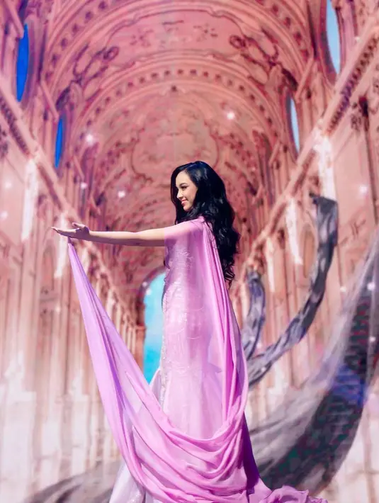 Ia tampil dengan gaun warna ungu dengan aksen selendang yang dramatis. [Foto: Instagram @lyodraofficial]