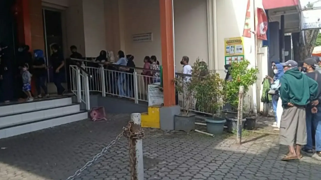 Puluhan warga Garut Kota kabupaten Garut, Jawa Barat, terpaksa ngantri untuk mendapatkan minyak goreng di salah satu supermarket.