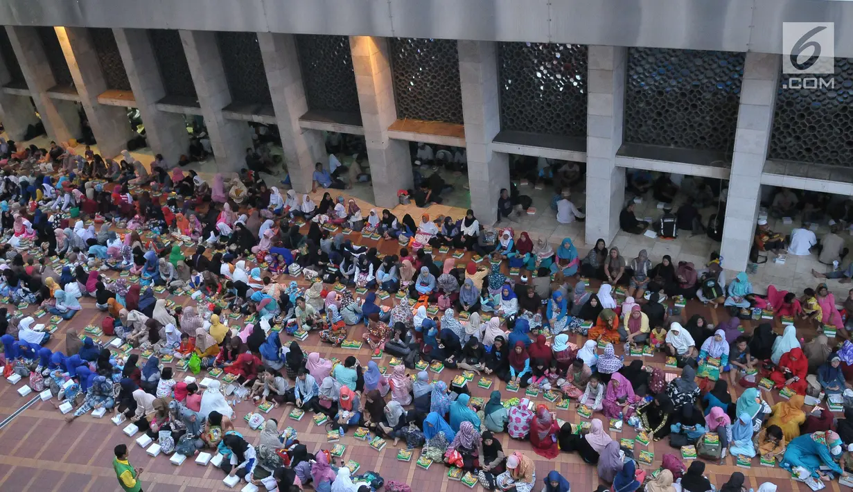 Umat muslim menanti waktu berbuka puasa pada hari kedua bulan Ramadan di Masjid Istiqlal, Jakarta, Minggu (28/5). Sebanyak 5000 kotak makanan dibagikan untuk berbuka pada hari Jumat - Minggu. (Liputan6.com/Helmi Afandi) 