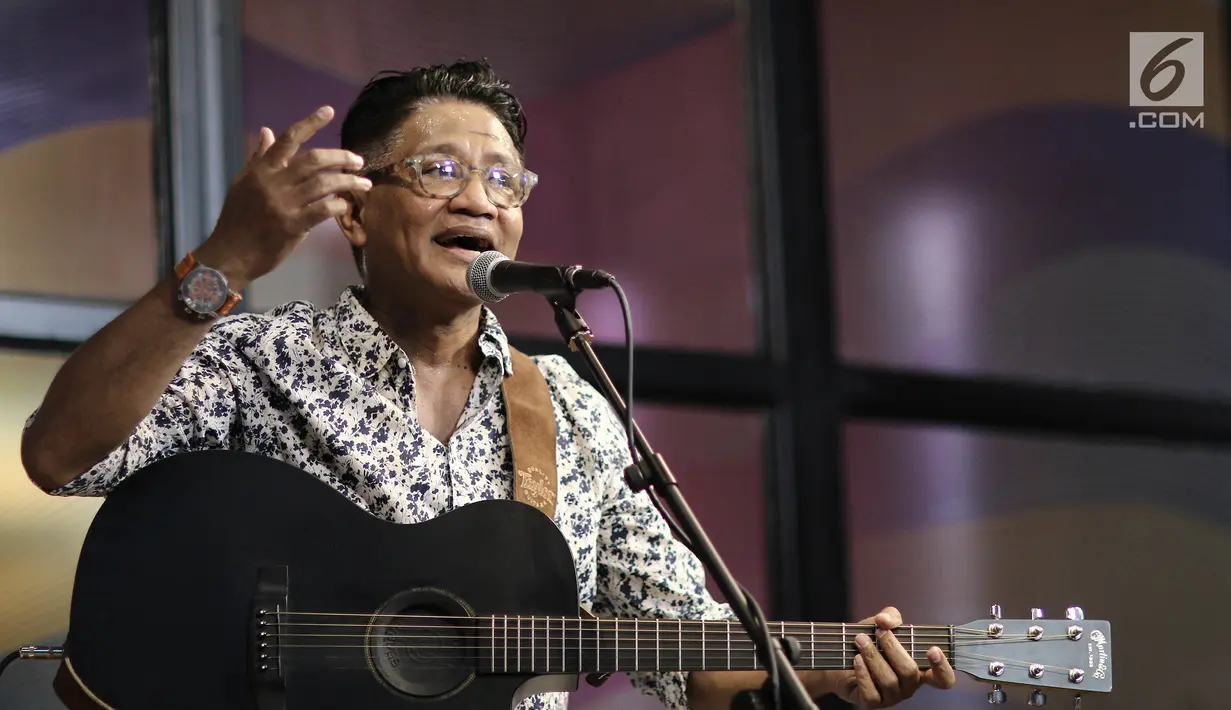 Penyanyi legendaris Andre Hehanusa saat tampil dalam #KLYLounge di Kantor KLY, Jakarta, Jumat (14/9). Andre membawakan lagu hitsnya seperti Bidadari dan Kuta Bali. (Liputan6.com/Herman Zakharia)