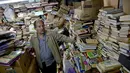 Jose Alberto Gutierrez di antara tumpukan buku-buku koleksinya di perpustakaan rumahnya di Bogota, 18 Mei 2017. Pria asal Kolombia ini sukses membuat perpustakaan dengan mengumpulkan lebih dari 25 ribu buku buangan alias sampah. (GUILLERMO LEGARIA/AFP)