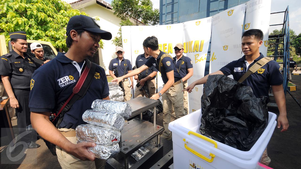 20160623-Bea Cukai dan BNN Ungkap Penyelundupan 33 kg Sabu dalam Kotak Baja