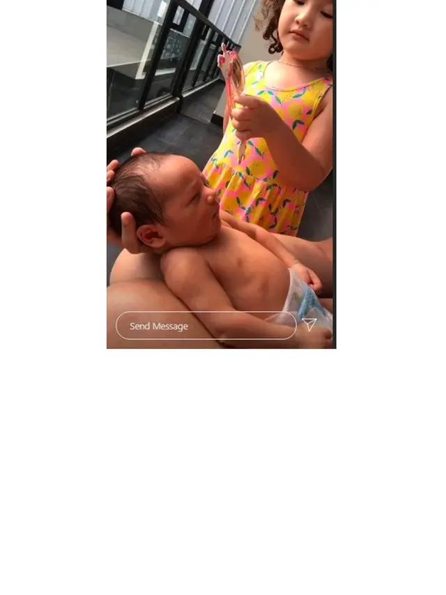 6 Potret Baby Saka Anak Andhika Pratama dengan kakaknya Sheva Elmira, Menggemaskan