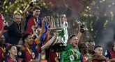 Para pemain Barcelona merayakan gelar juara Copa Del Rey setelah mengalahkan Real Madrid dalam partai final yang berlangsung di La Cartuja stadium, Sevilla, Spanyol. (AFP/Josep Lago)
