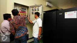 Tim ahli bersama tim penyidik Dirtipikor Bareskrim melakukan pemeriksaan secara teliti terhadap daya UPS untuk melengkapi berkas penyelidikan, Jakarta, Kamis (11/6/2015). Pemeriksaan bertujuan sebagai pemenuhan alat bukti. (Liputan6.com/Yoppy Renato)