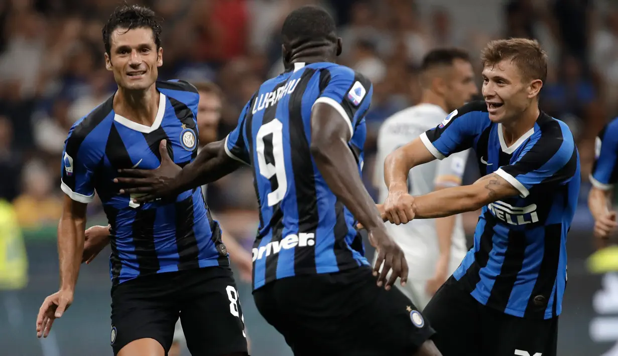 Gelandang serang Inter Milan, Antonio Candreva berselebrasi dengan Romelu Lukaku, tengah, dan Nicolo Barella usai mencetak gol ke gawang Lecce pada laga pertama Serie A 2019/2020 di Stadio Giuseppe Meazza, Senin (26/8/2019). Inter Milan menang 4-0 saat menjamu Lecce. (AP Photo/Luca Bruno)