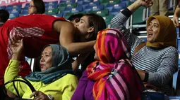 Pebasket putra Indonesia, Andakara Prastawa Dhyaksa, berpelukan dengan sang kekasih, pevoli putri Indonesia, Yolla Yuliana, sesaat setelah pertandingan basket SEA Games 2015  melawan Singapura. (Bola.com/Arief Bagus)