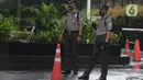 Dua orang Satuan Pengamanan (Satpam) bertugas di salah satu perkantoran kawasan Jakarta, Selasa (16/2/2021). Seragam baru berwarna cokelat mirip seragam polisi tersebut untuk memuliakan Satpam dan menjadikan unsur pengamanan menjadi bagian penting dalam suatu aktivitas. (merdeka.com/Imam Buhori)