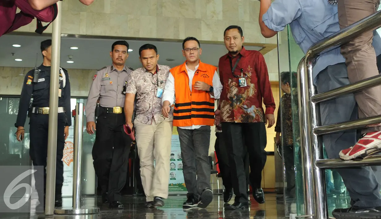 Fahmi Darmawansyah berjalan meninggalkan gedung KPK usai menjalani pemeriksaan, Jakarta, Jumat (23/12). Sebelumnya Fahmi tidak menghadiri panggilan KPK, dengan alasan ia sedang berada di luar negeri. (Liputan6.com/Helmi Affandi)