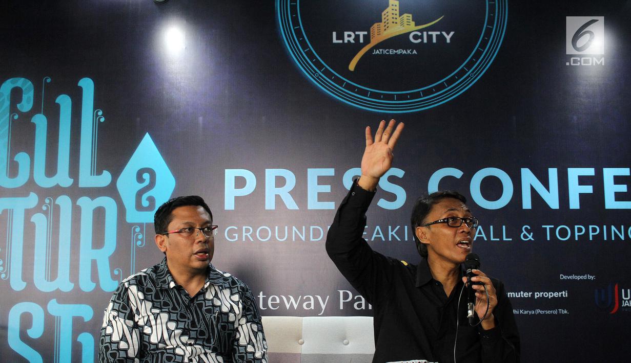 Manager Biro Pemasaran PT Adhi Commuter Properti Djoko Santoso (kanan) saat memberi keterangan pers pada acara Topping Off Tower Accordeon LRT City Jaticempaka Gateway Park di Bekasi, Sabtu (17/11). (Liputan6.com)