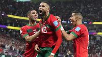 Pemain Timnas Maroko, Youssef En-Nesyri (tengah) melakukan selebrasi bersama rekan setim usai mencetak gol ke gawang Timnas Portugal dalam laga babak perempatfinal Piala Dunia 2022 di Al Thumama Stadium, Doha, Qatar, Sabtu (10/12/2022) malam WIB. (AP/Martin Meissner)