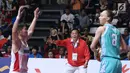 Pelatih basket putri Indonesia, Arif Gunarto (tengah) memberi arahan pada timnya saat melawan Kazakhstan pada babak penyisihan Grup X Basket Putri Asian Games 2018 di Jakarta, Minggu (19/8). Indonesia kalah 73-85. (Liputan6.com/Helmi Fithriansyah)