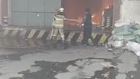 Kebakaran melanda gudang sparepart motor dan sejumlah perusahaan di kawasan Pergudangan Sentra Kosambi, Kabupaten Tangerang, Minggu (9/8/2026).