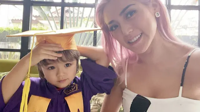Gaya Jessica Iskandar Dengan Rambut Warna Pink. (Sumber: Instagram/inijedar)