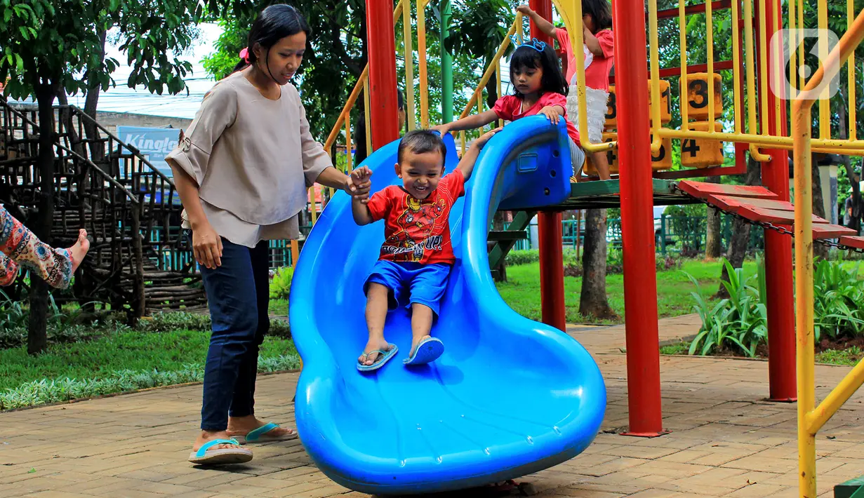 Sejumlah anak menikmati fasilitas yang tersedia di Taman Kebersihan 3, Cengkareng Barat, Jakarta, Rabu (22/1/2020). Taman Kebersihan 3 dilengkapi Rumah Pohon yang memanfaatkan hasil pemangkasan pohon dan tidak menggunakan APBD. (merdeka.com/Magang/Muhammad Fayyadh)