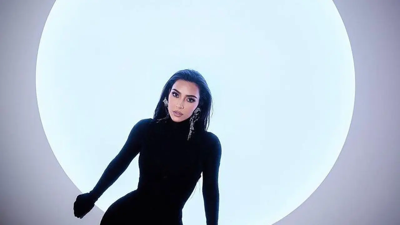Tampilan Serba Hitam Kim Kardashian di People’s Choice Awards, Sabet Penghargaan Fashion Icon