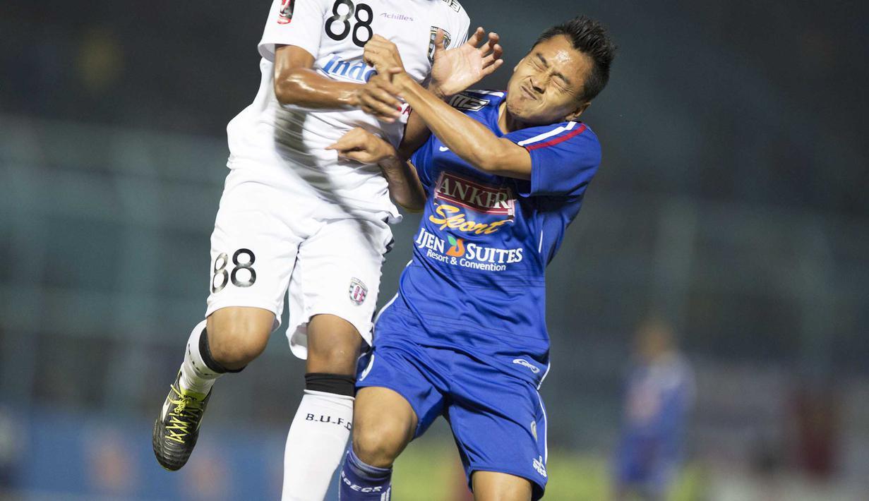 Striker Arema Cronus, Samsul Arif melakukan duel dengan pemain Bali United pada laga perempat final Piala Presiden 2015 di Stadion Kanjuruhan, Malang, Sabtu (19/9/2015). (Bola.com/Vitalis Yogi Trisna)