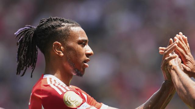 Michael Olise (kiri) merayakan golnya dengan Sacha Boey di laga Bayern Munchen vs Auckland City di Piala Dunia Antarklub 2025, Minggu (15/06/2025). (AP Photo/Jeff Dean)