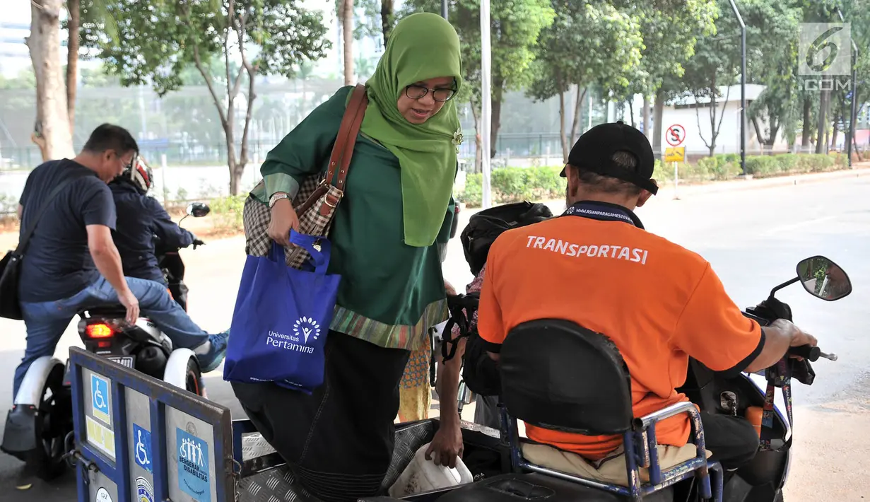 Pengunjung menggunakan jasa Ojek Disabilitas di GBK, Jakarta, Rabu (10/10). Armada Ojek Disabilitas digunakan untuk pengunjung menyaksikan Asian Para Games 2018, khususnya orang tua, anak-anak, dan penyandang disabilitas. (Merdeka.com/Iqbal S. Nugroho)