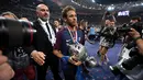 Pewarta foto mengejar Neymar saat membawa trofi Piala Prancis 2018 di Stade de France, Saint-Denis (8/5/2018). PSG menang setelah kalahkan Les Herbiers 2-0. (AFP/Franck Fife)