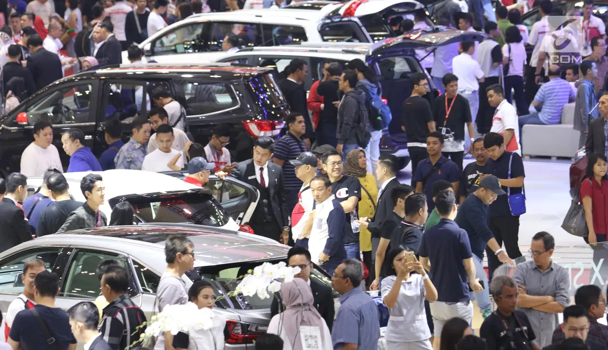 Pengunjung melihat mobil-mobil yang dipamerkan pada Gaikindo Indonesia International Auto Show (GIIAS) 2019 di ICE BSD, Tangerang, Sabtu (20/7/2019). Akhir pekan dimanfaatkan warga untuk mengunjungi pameran otomotif GIIAS terlihat dari padatnya pengunjung di setiap stan. (Liputan6.com/Angga Yuniar)