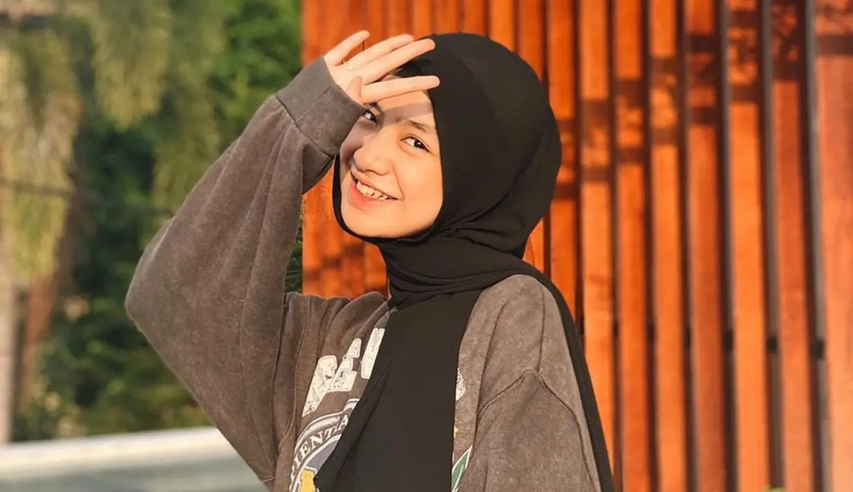 Warna hitam merupakan warna netral yang cocok dipadukan dengan warna baju apa saja. Oleh karenanya tak heran jika Nashwa sering terlihat kenakan jilbab warna hitam. Meski selalu terlihat mengenakan hijab warna hitam di Instagramnya, namun gaya hijab jebolan Indonesian Idol Junior 2018 ini bervariasi. (Liputan6.com/IG/@nashwaaaz)